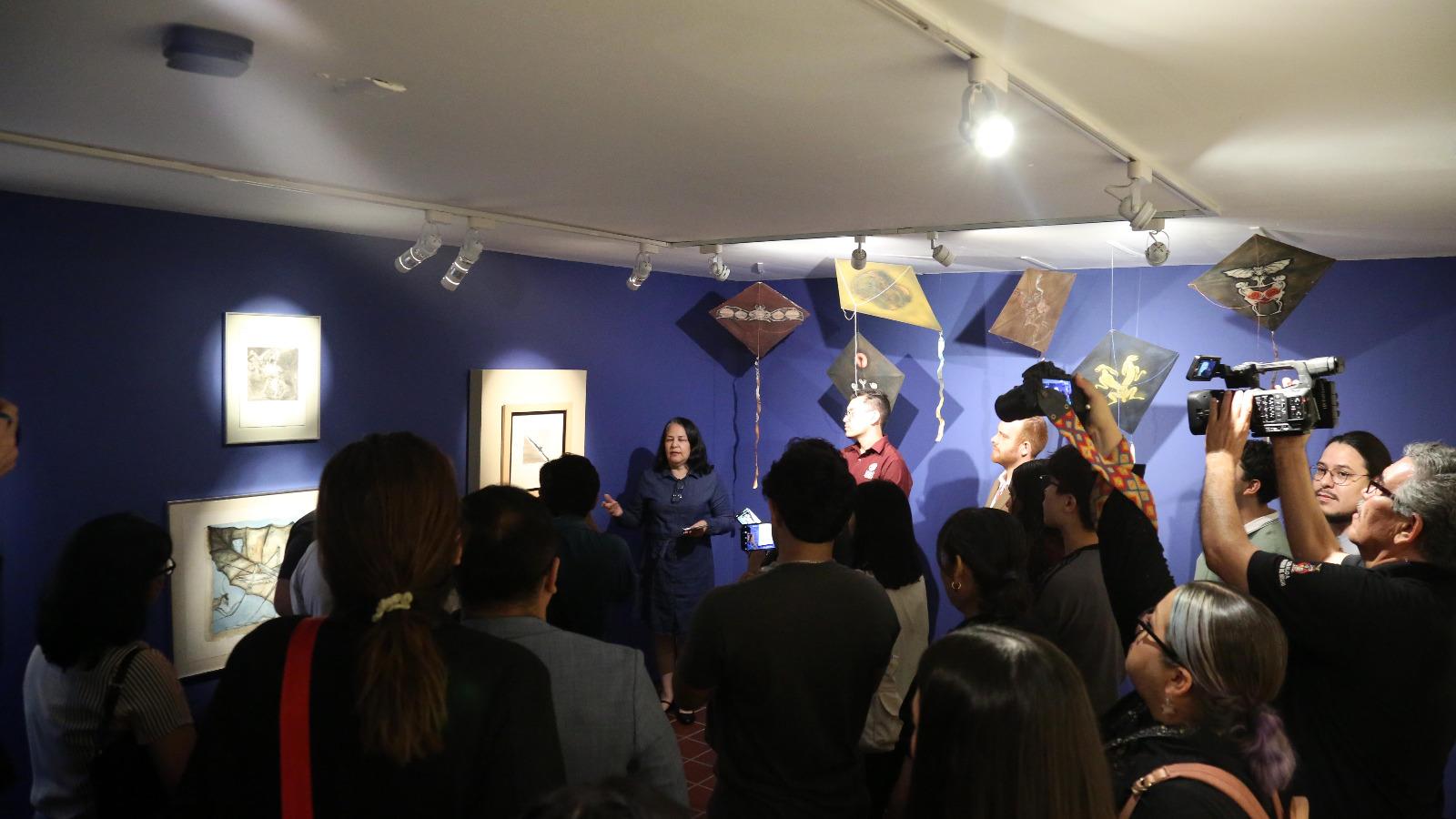 $!El público escuchó con atención la explicación de las exposiciones.