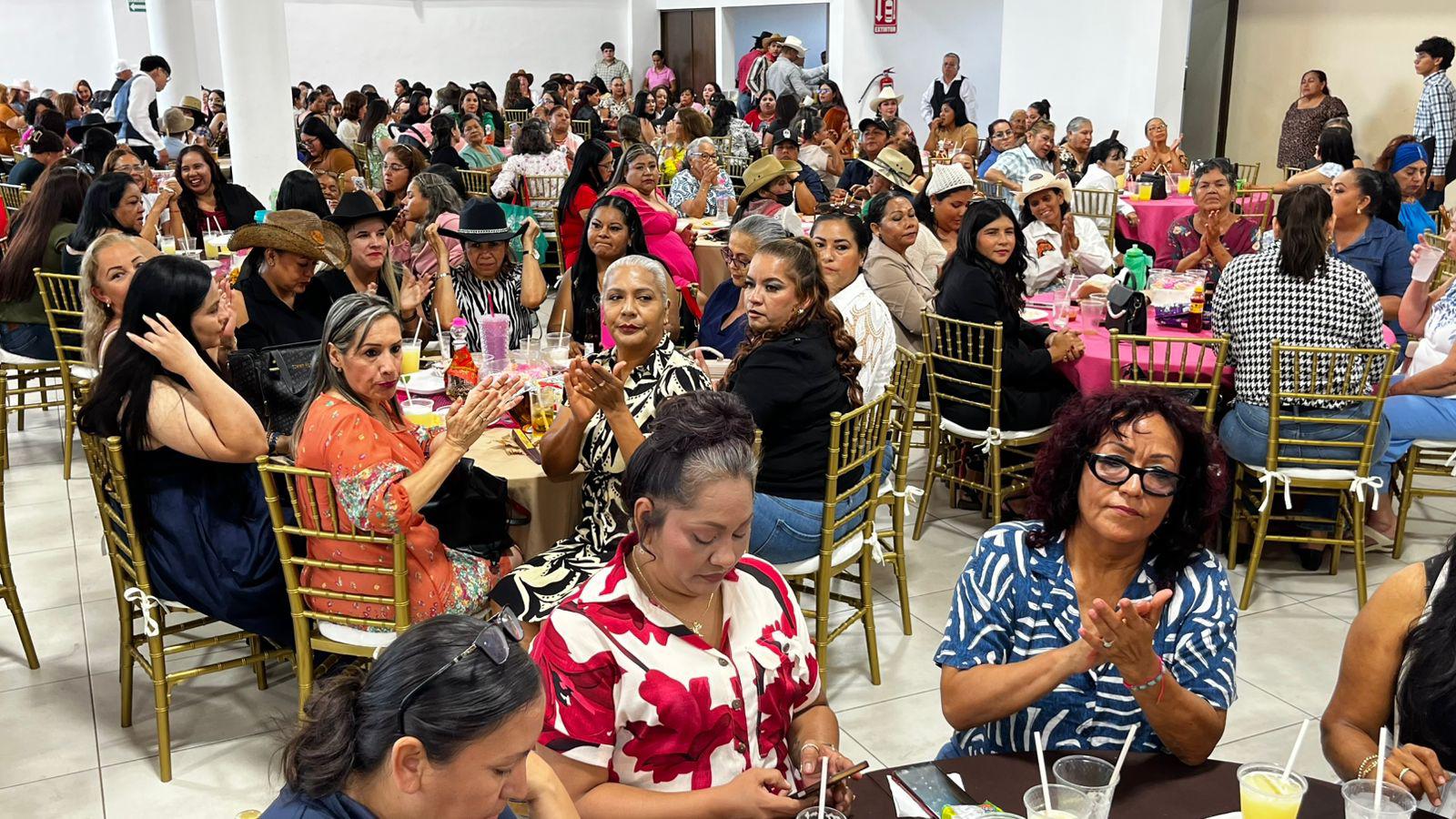 $!Reconocen a trabajadoras del Ayuntamiento de Mazatlán por su trayectoria y servicio