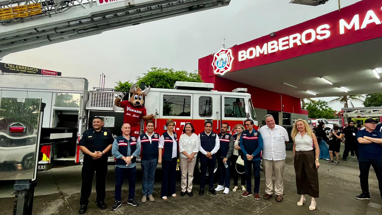 $!Fortalece Bomberos Mazatlán su capacidad operativa con dos camiones escalera y una unidad de mando