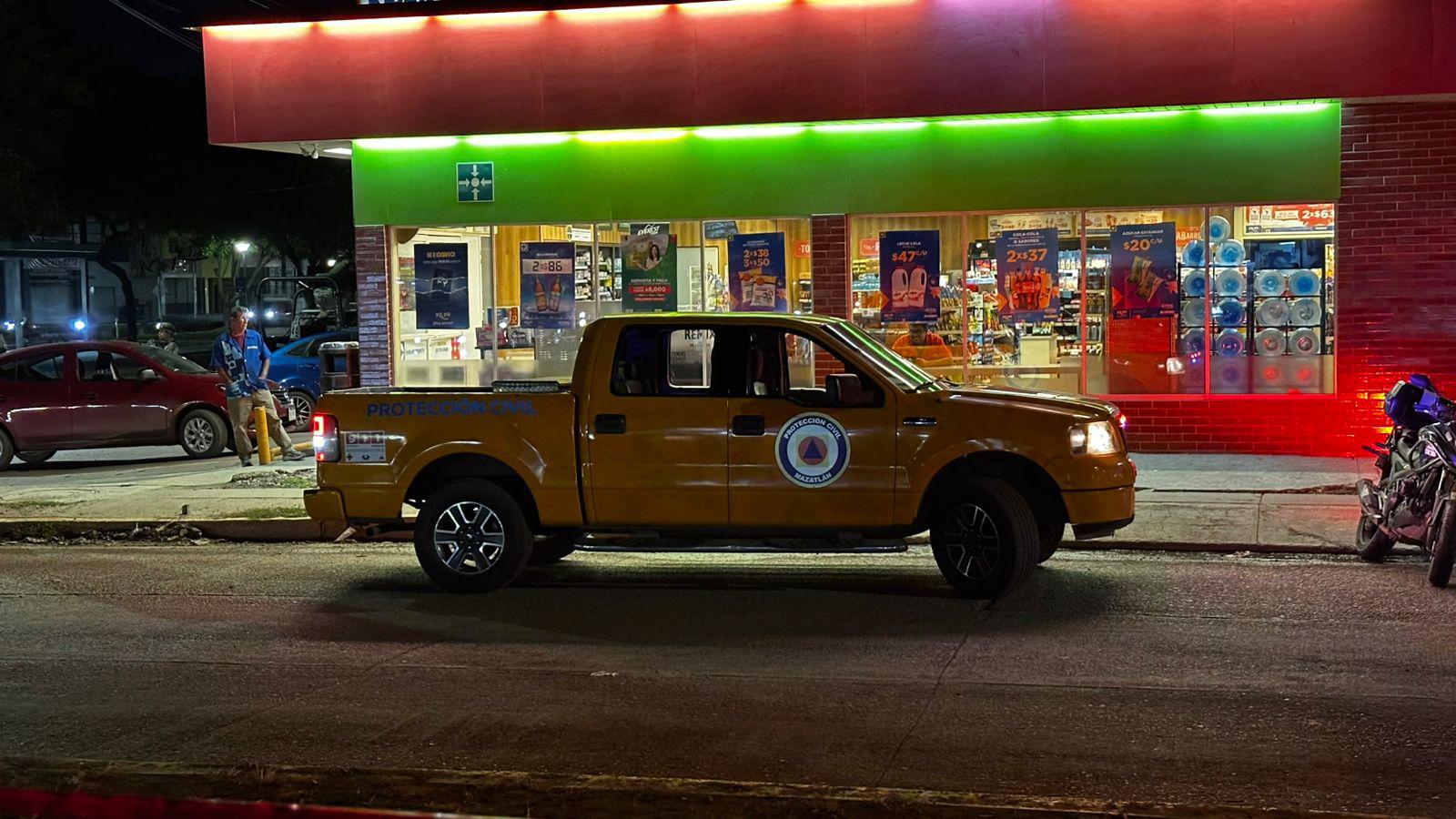 $!Motociclistas balean a una pareja en intento de despojo de un auto en la avenida Jacarandas, en Mazatlán