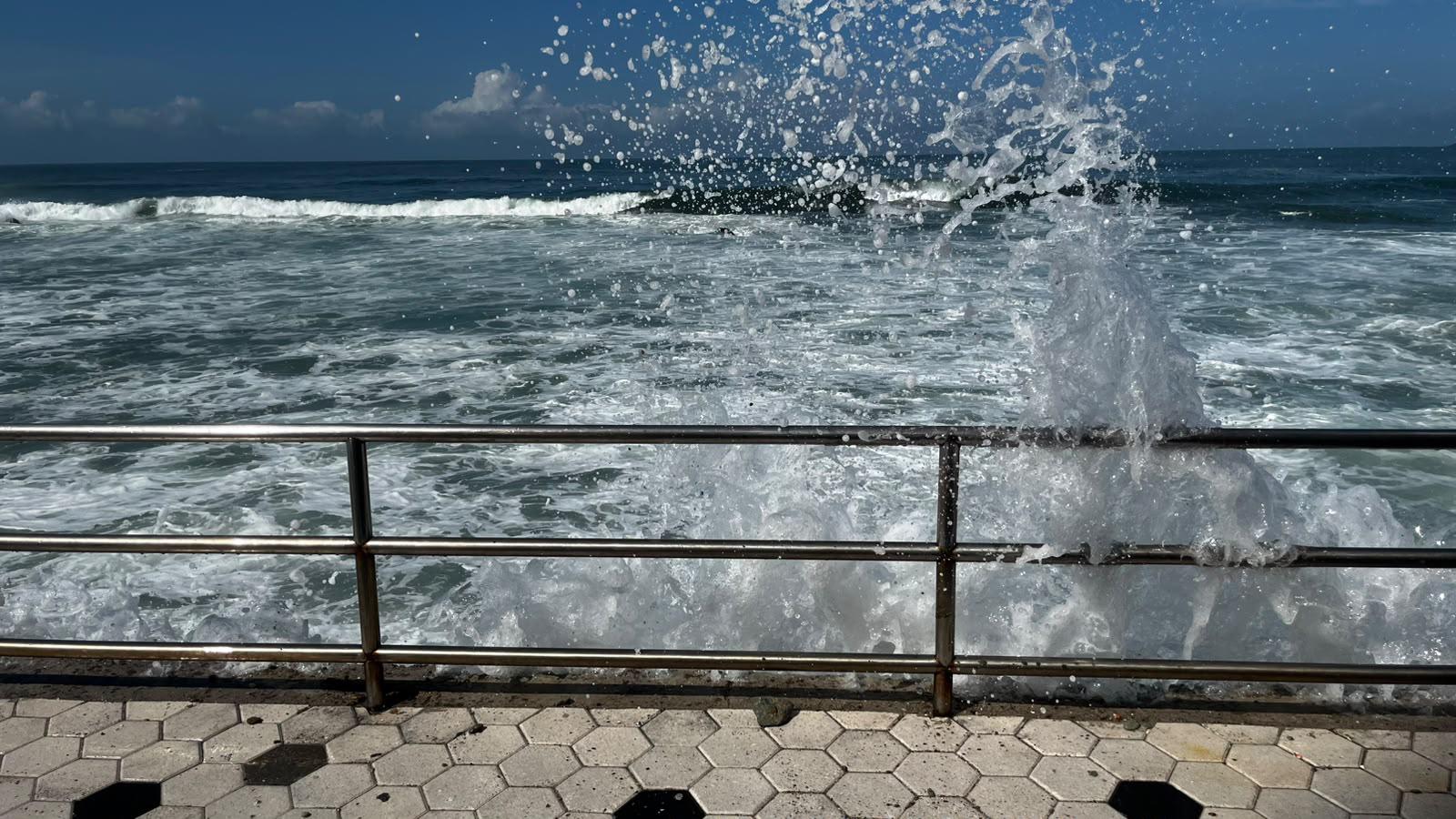 $!Marea alta y oleaje llevan agua a calles del Centro y al Estero del Infiernillo, en Mazatlán