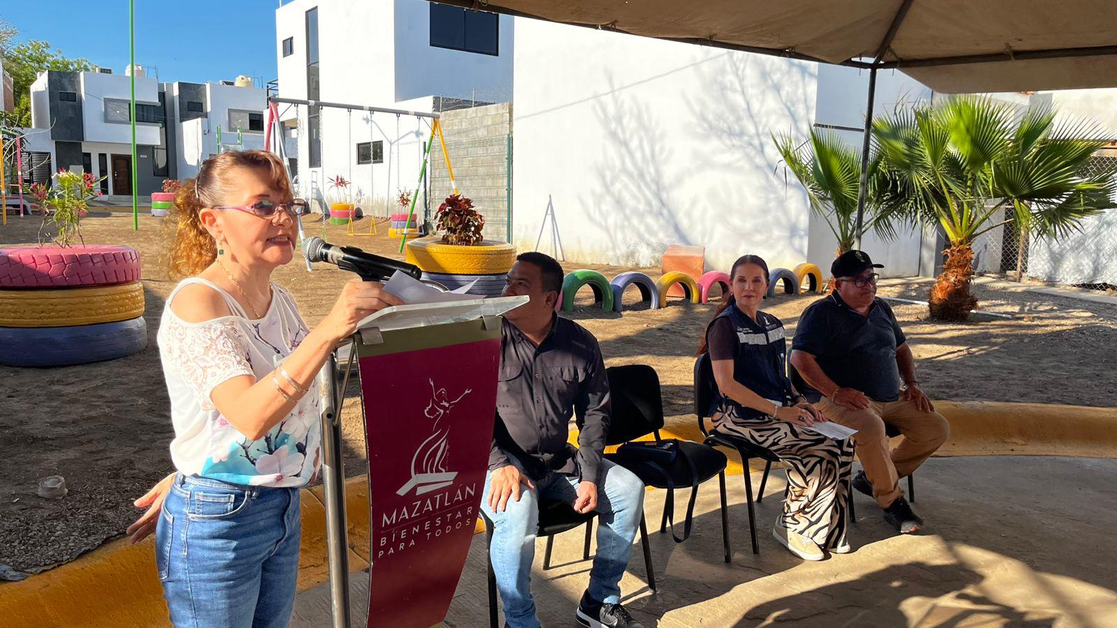 $!Familias de Jardines de La Riviera estrenan nuevo espacio recreativo para niños
