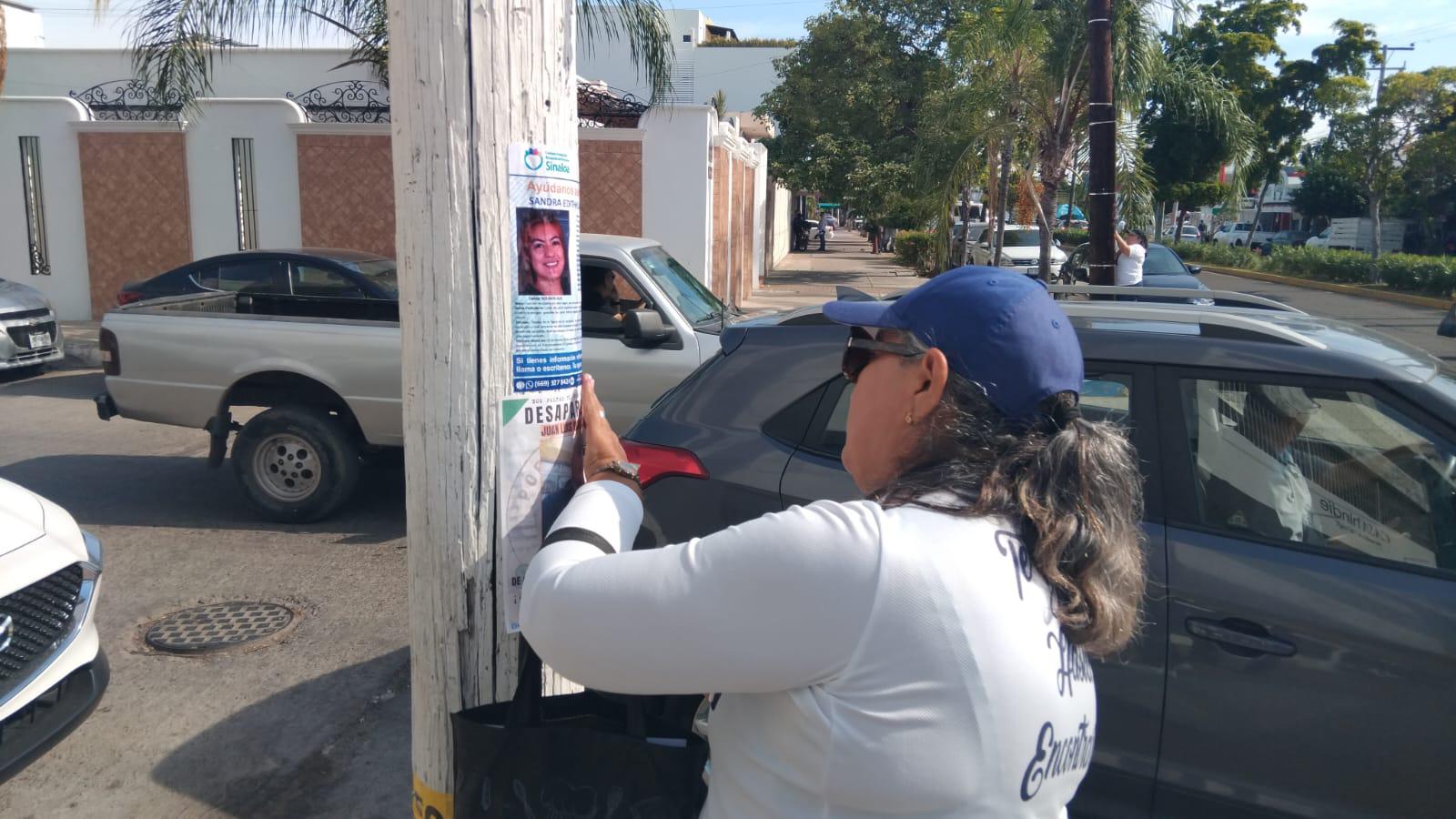 $!Realiza colectivo extensa jornada de pega de fichas de desaparecidos en Mazatlán