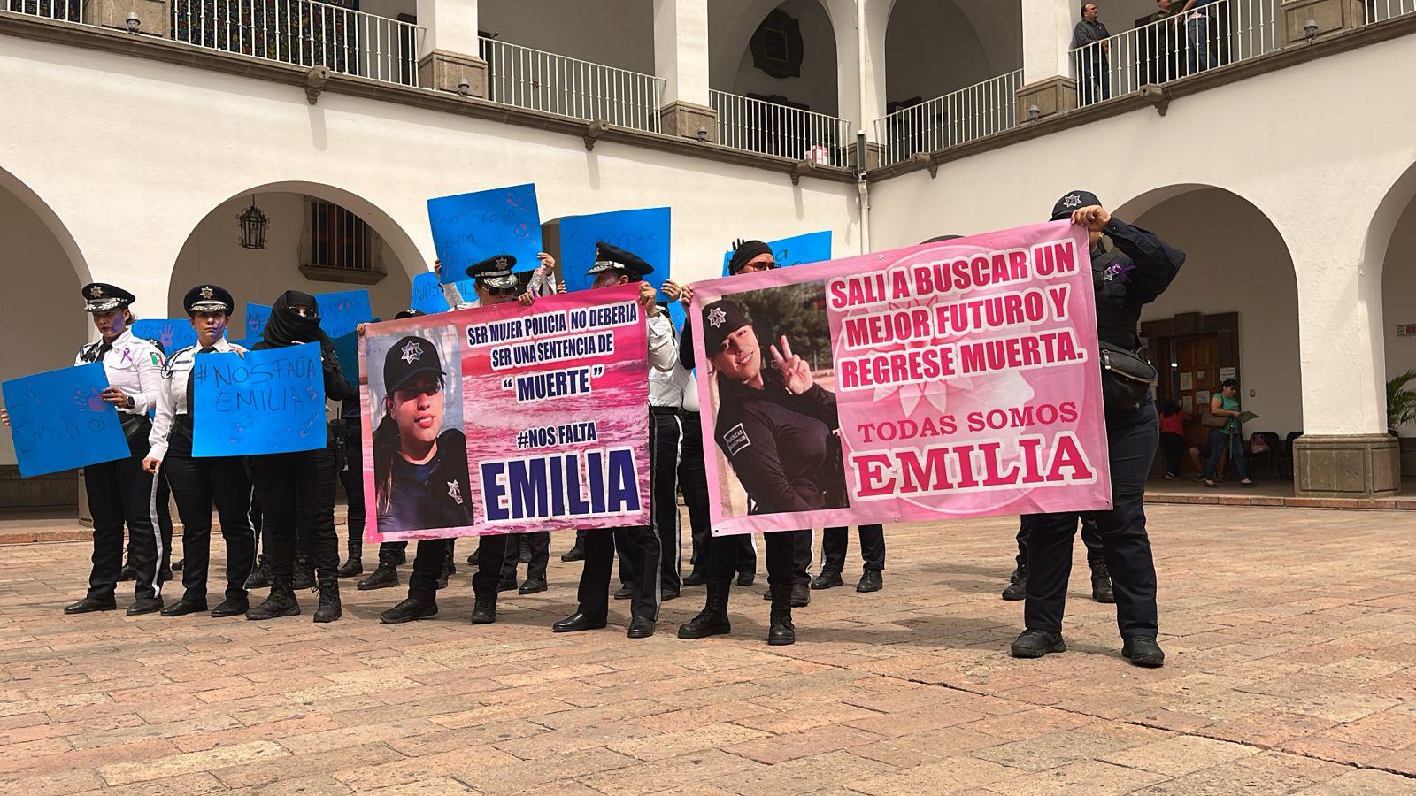 $!‘Nos falta Emilia’: agentes policiales de Culiacán se manifiestan exigiendo justicia por su compañera asesinada