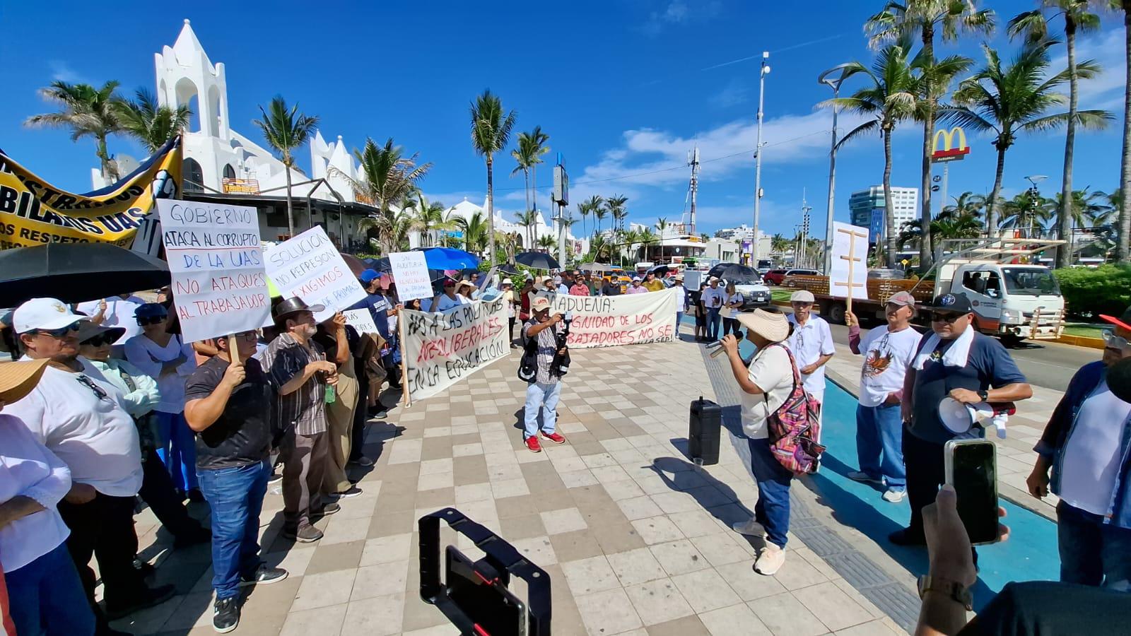 $!Trabajadores y jubilados de la UAS marchan en Mazatlán contra reformas laborales