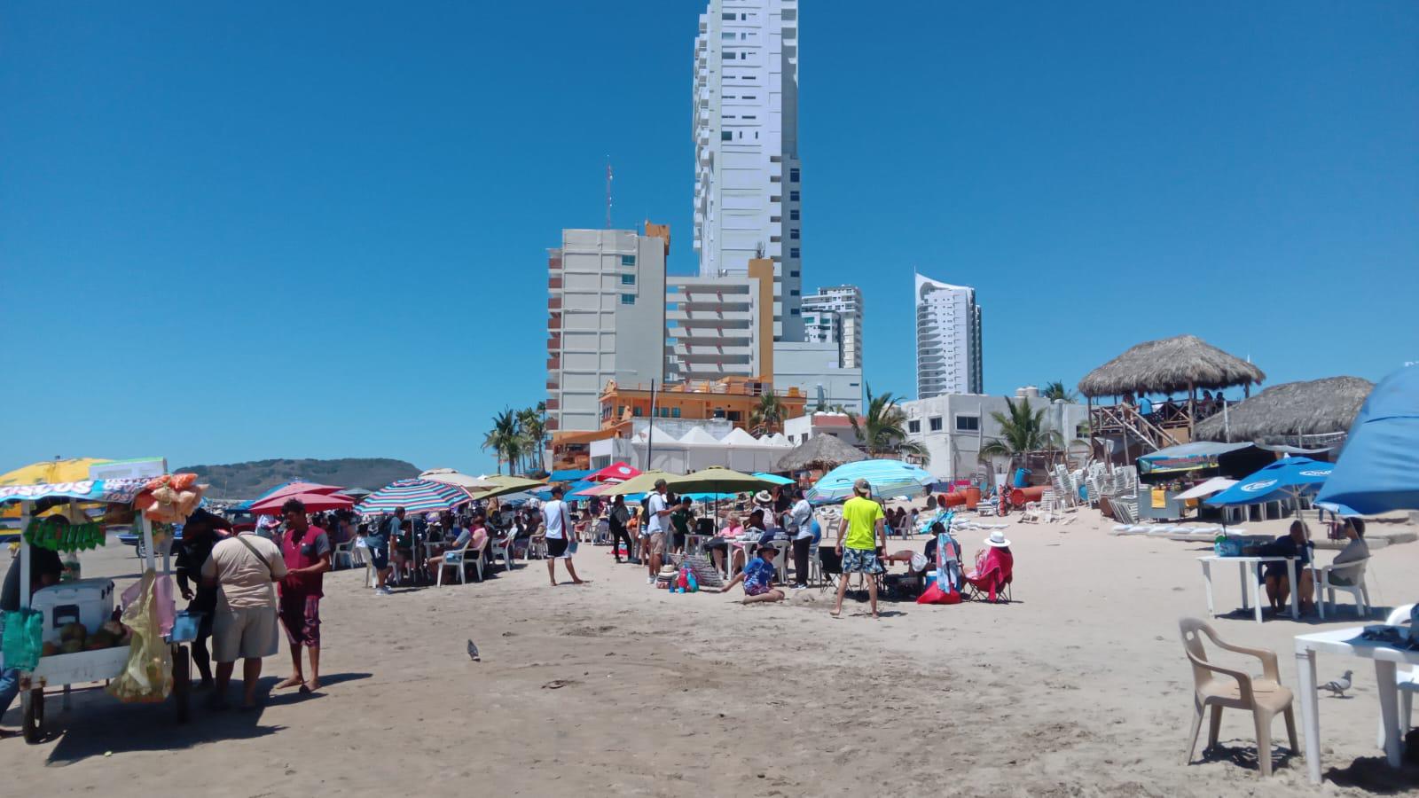 $!Aumenta afluencia de bañistas y turistas en Mazatlán