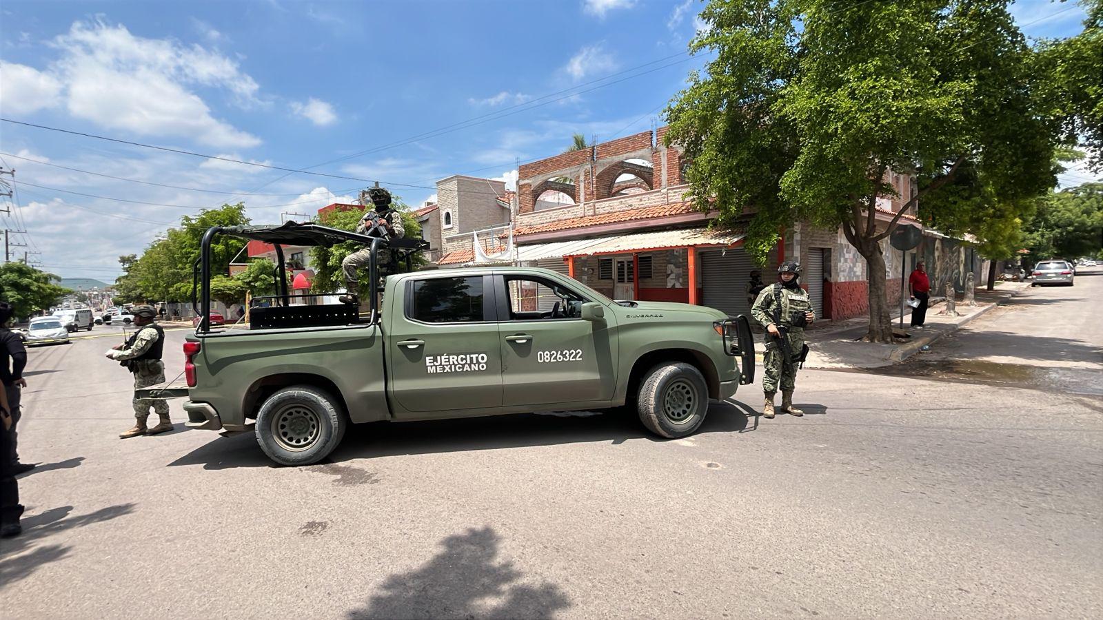 $!Ataque armado en colonia 10 de Mayo deja un herido y dos vehículos baleados en Culiacán
