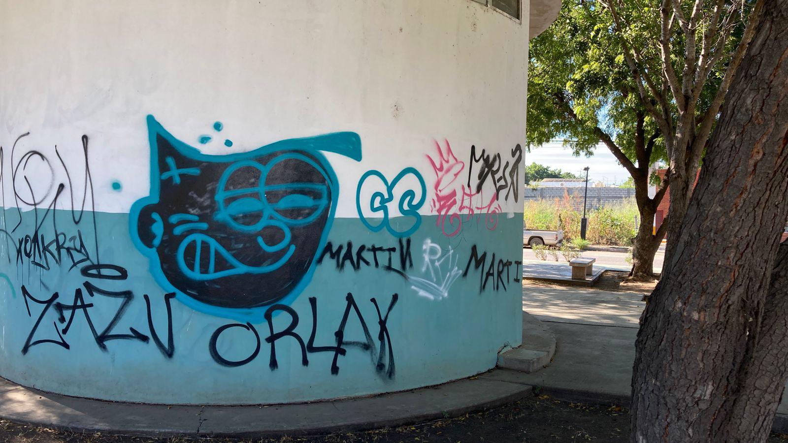 $!Grafitis dañan espacios del Parque Lineal en Mazatlán