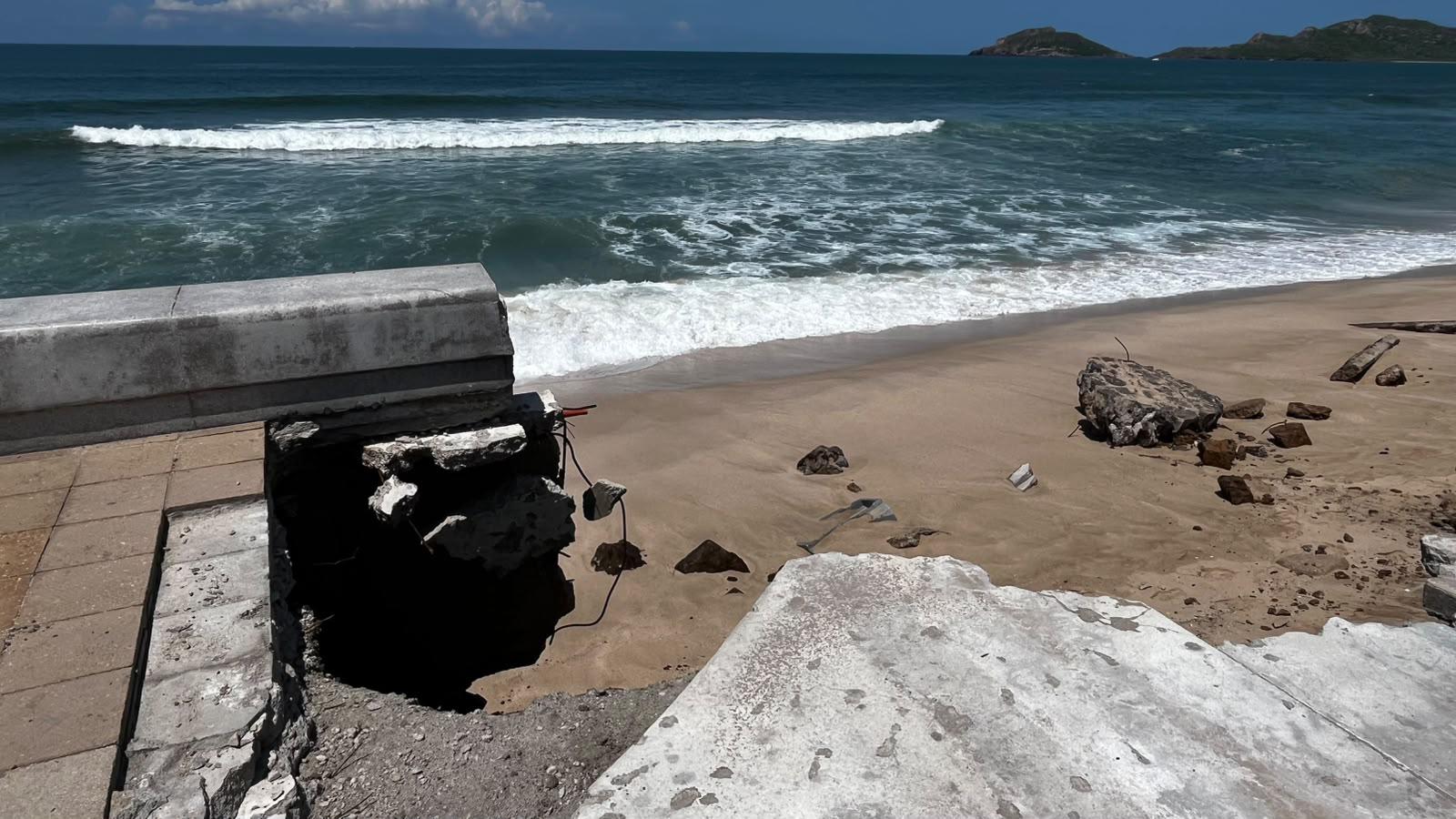 $!Prevén que reparación de socavón en el Malecón de Mazatlán dure aproximadamente dos meses