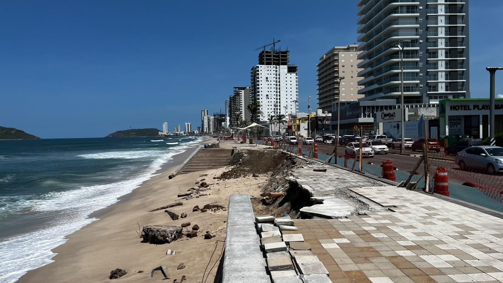$!Prevén que reparación de socavón en el Malecón de Mazatlán dure aproximadamente dos meses