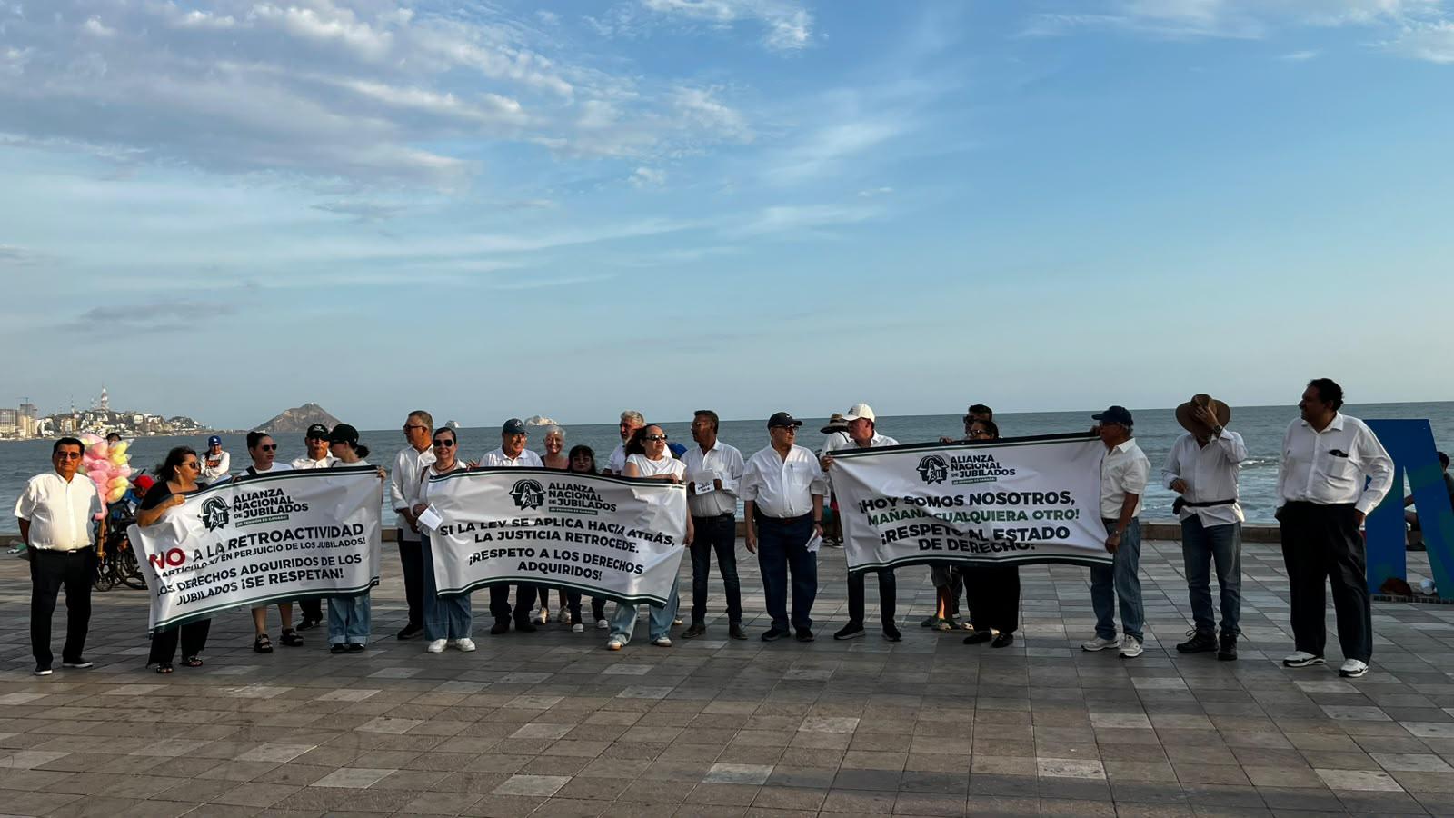 $!Se manifiestan jubilados de la CFE en Mazatlán por reducción de pensiones