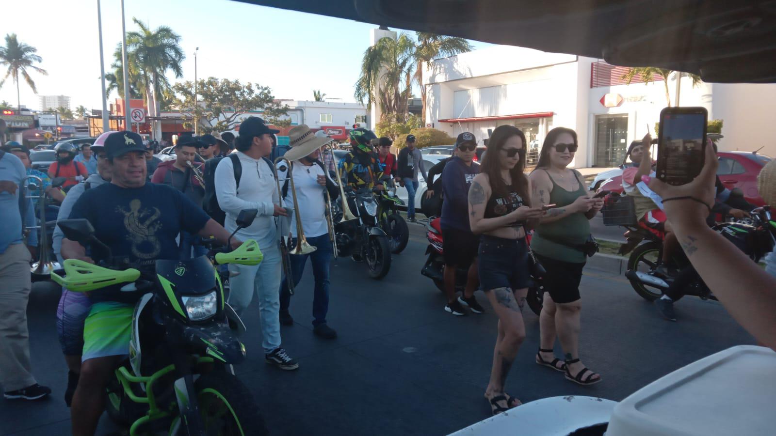 $!Tras más de cinco horas de protesta en la zona hotelera de Mazatlán, músicos mantienen plantón en el malecón