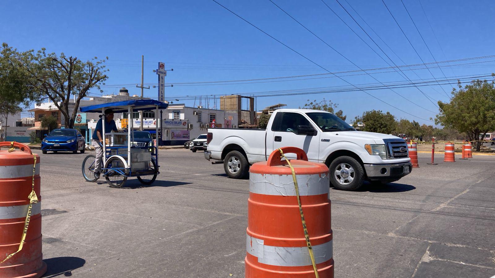 $!Desvío de tráfico por el puente vial en la Colosio, genera accidentes y molestia, en Mazatlán