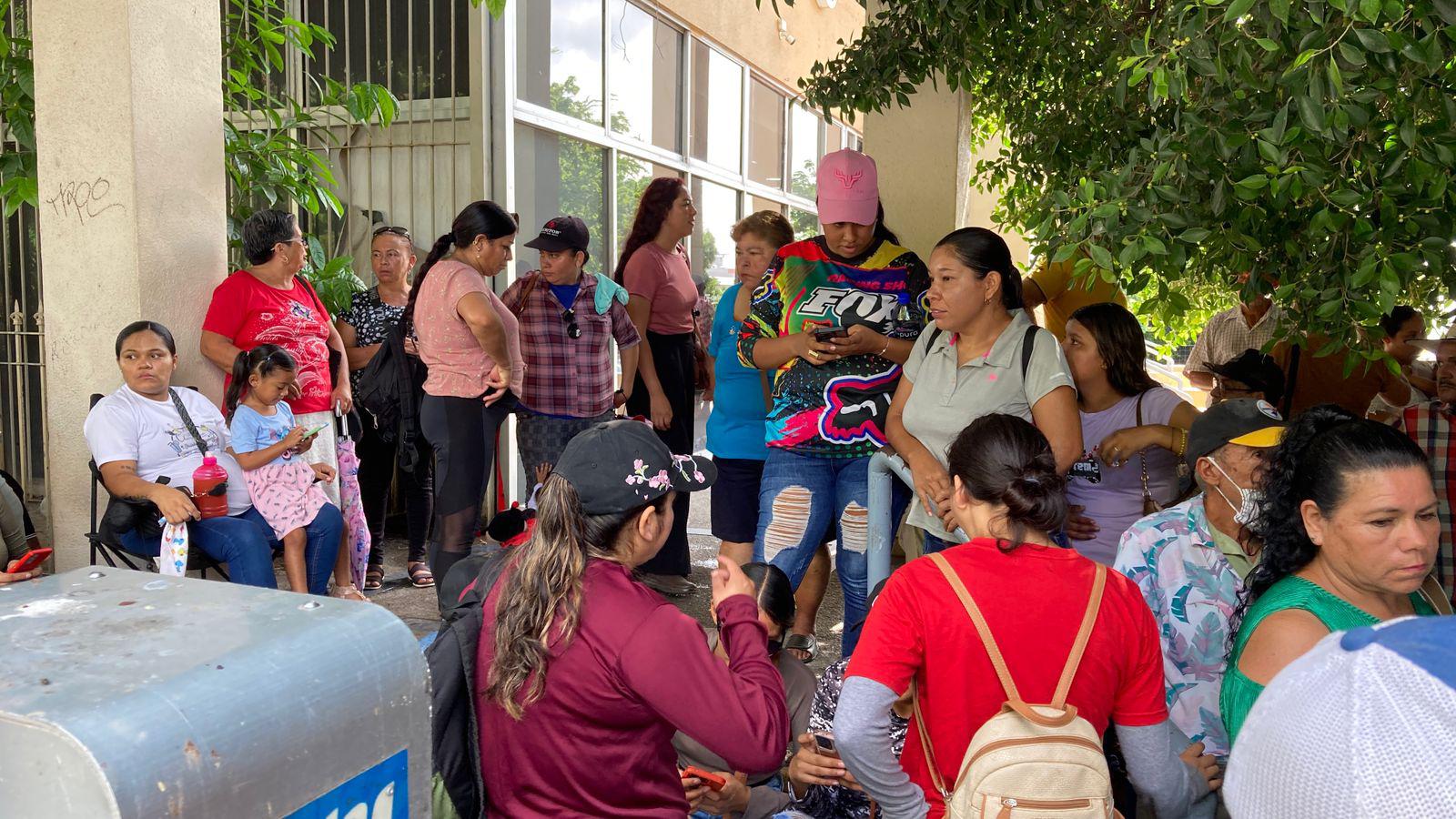 $!Exigen desplazados vecinos del fraccionamiento CVive en Mazatlán acceso a energía eléctrica y agua potable