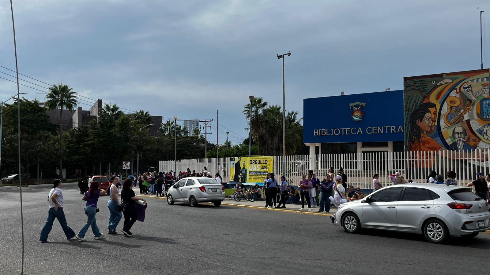 $!Comienzan a llegar colectivos, buscadores de personas desaparecidas y mujeres a la marcha 8M en Mazatlán