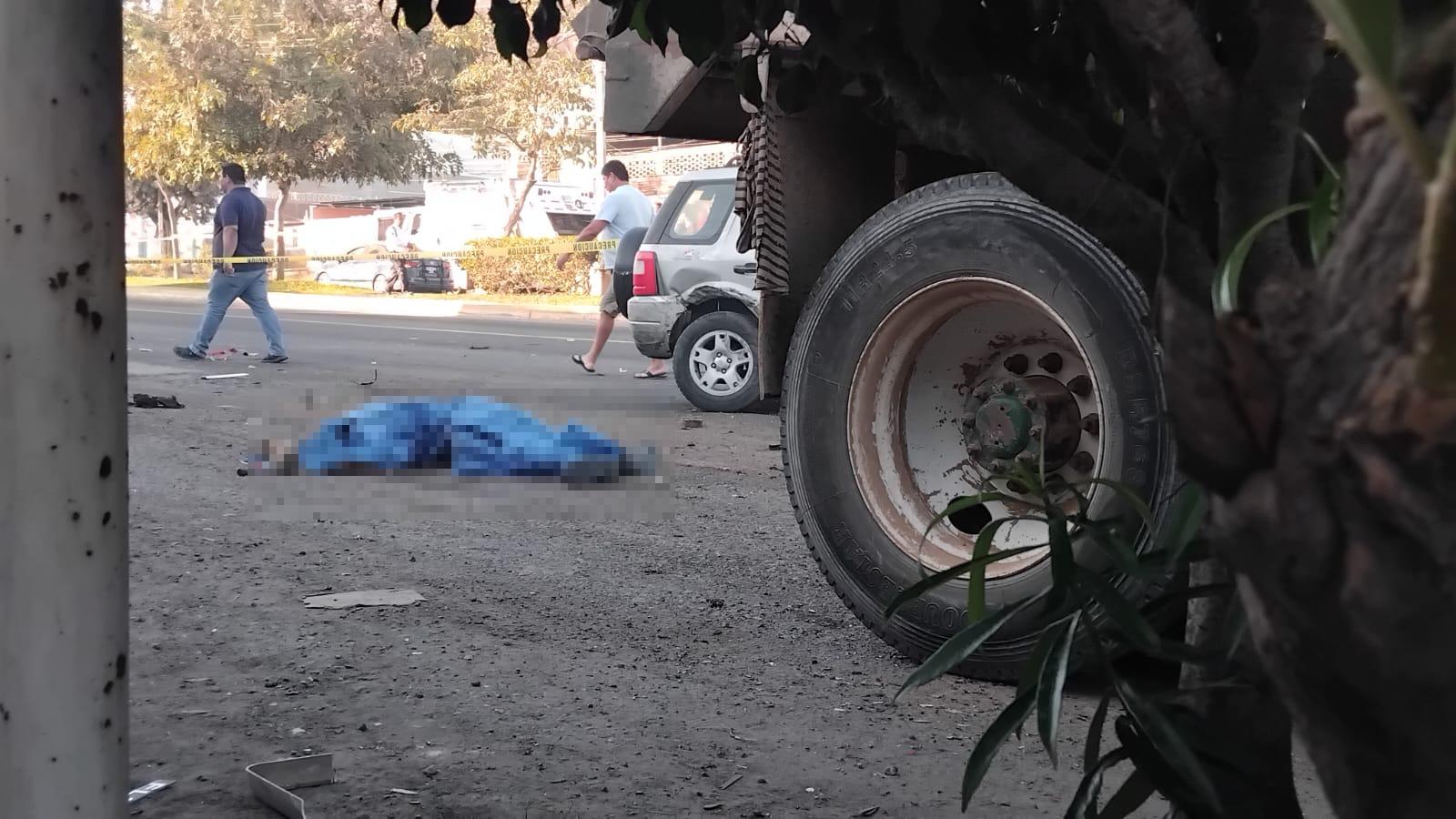 $!Motociclista muere arrollado durante una carambola en la Internacional a la altura de Urías