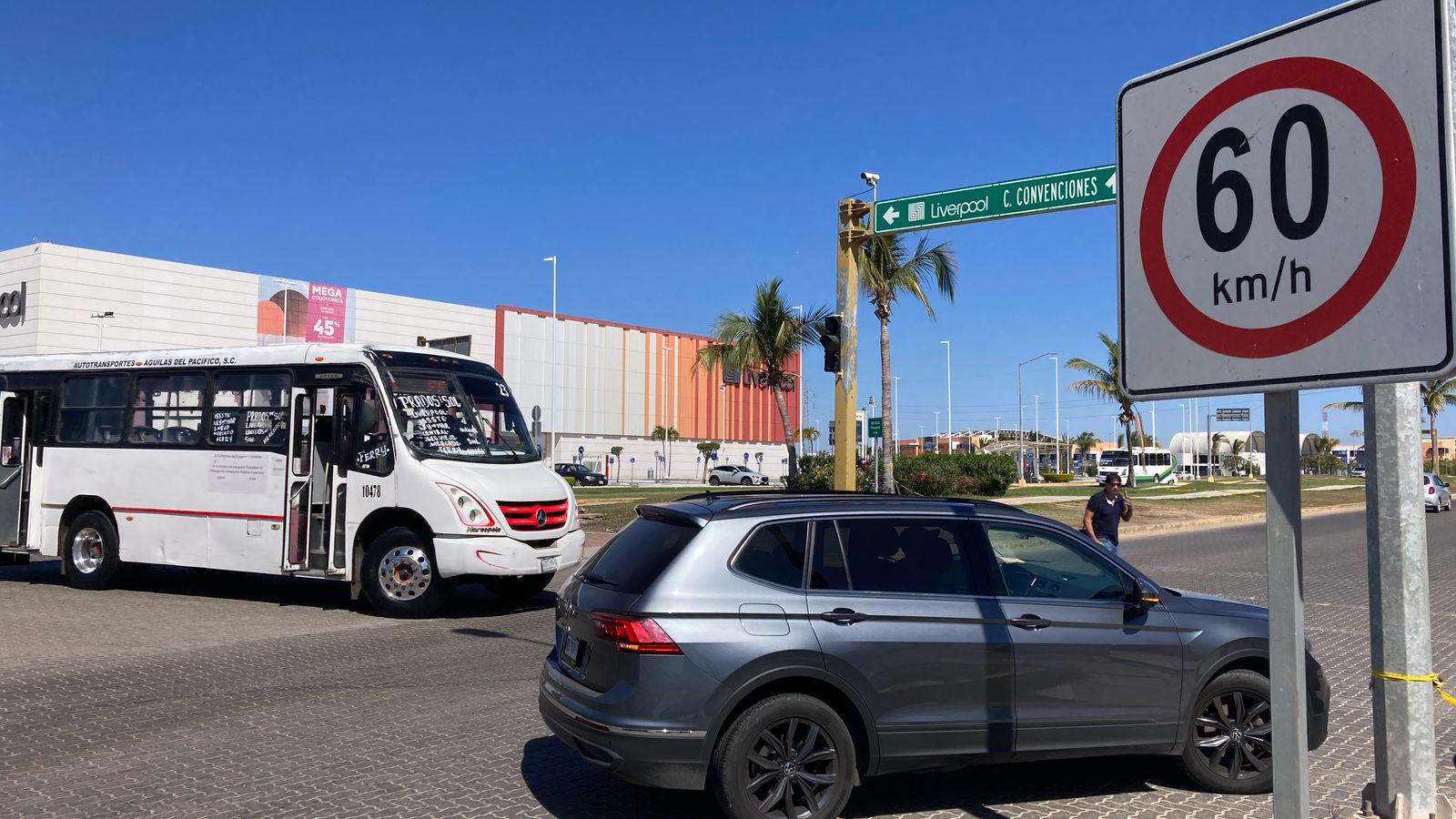 $!Falta de cruces peatonales o señalamientos genera riesgo en avenida de La Marina