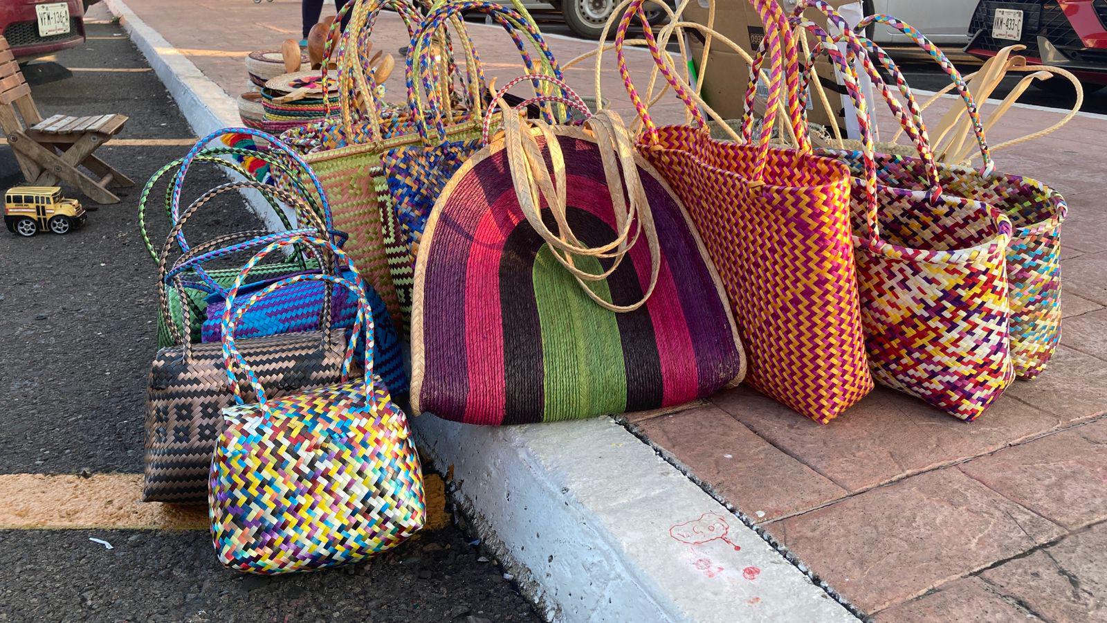 $!Cambia Alicia artesanías por útiles escolares para que sus hijos puedan seguir estudiando