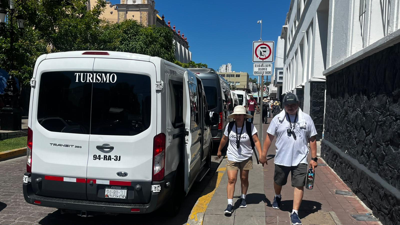 $!Con presencia de fuerzas federales, cruceristas recorren atractivos de Mazatlán