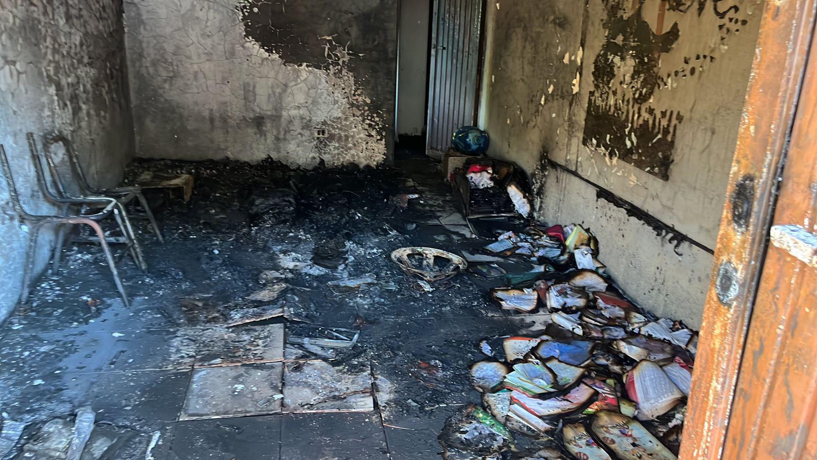 $!Vandalizan e incendian primaria en Bellavista, Culiacán; suspenden clases por seguridad