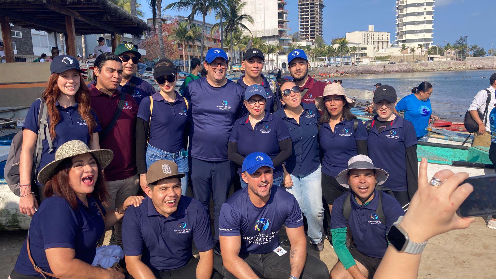 $!Brigada masiva limpia 16 kilómetros de playa, en Mazatlán