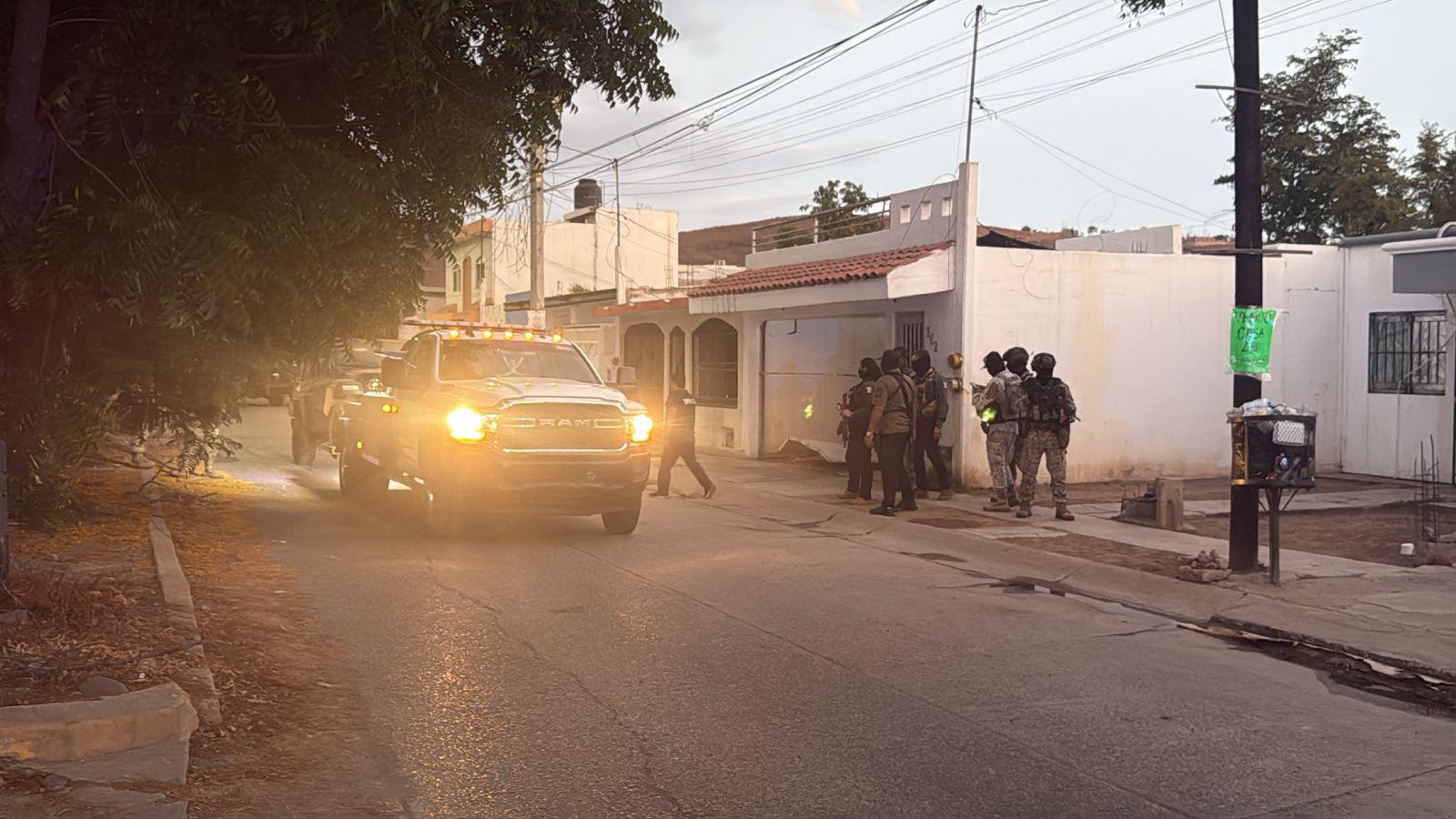 $!Catean domicilio de la colonia Los Huertos, en Culiacán; aseguran dos vehículos
