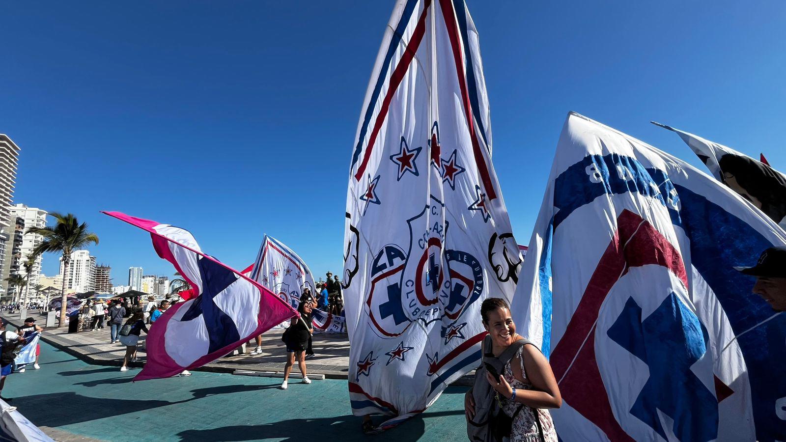 $!#FOTOS | Afición de Cruz Azul abarrota el parador fotográfico de Mazatlán