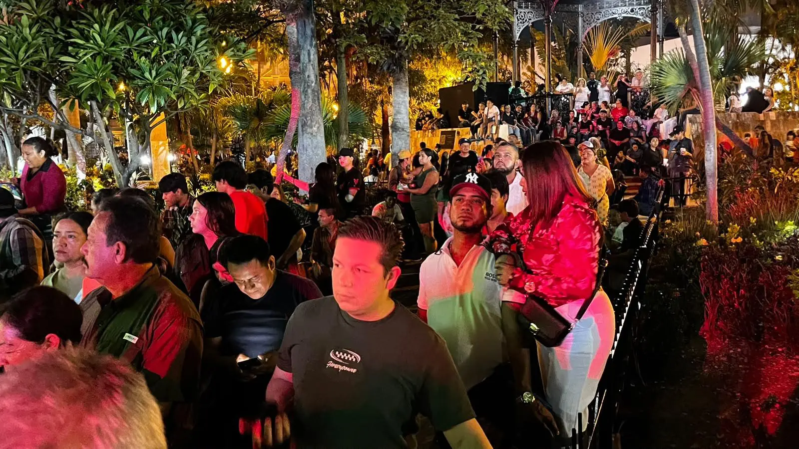 $!Se congregan cientos de personas en el Centro de Mazatlán previo al Grito de Independencia