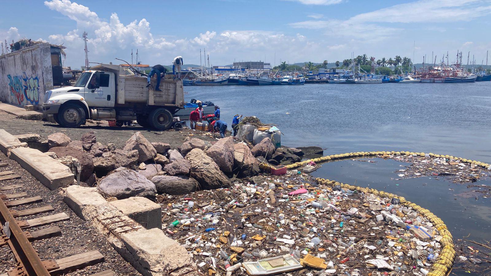 $!Recolectan más de 12 toneladas de basura de la biobarda del puente Juárez, en Mazatlán