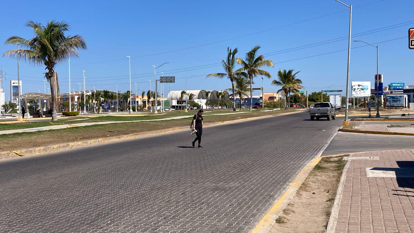 $!Falta de cruces peatonales o señalamientos genera riesgo en avenida de La Marina