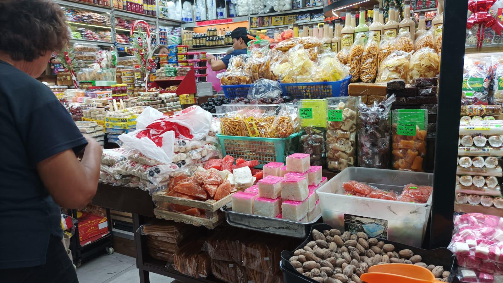 $!Se llenan mercados y comercios ambulantes de dulces navideños