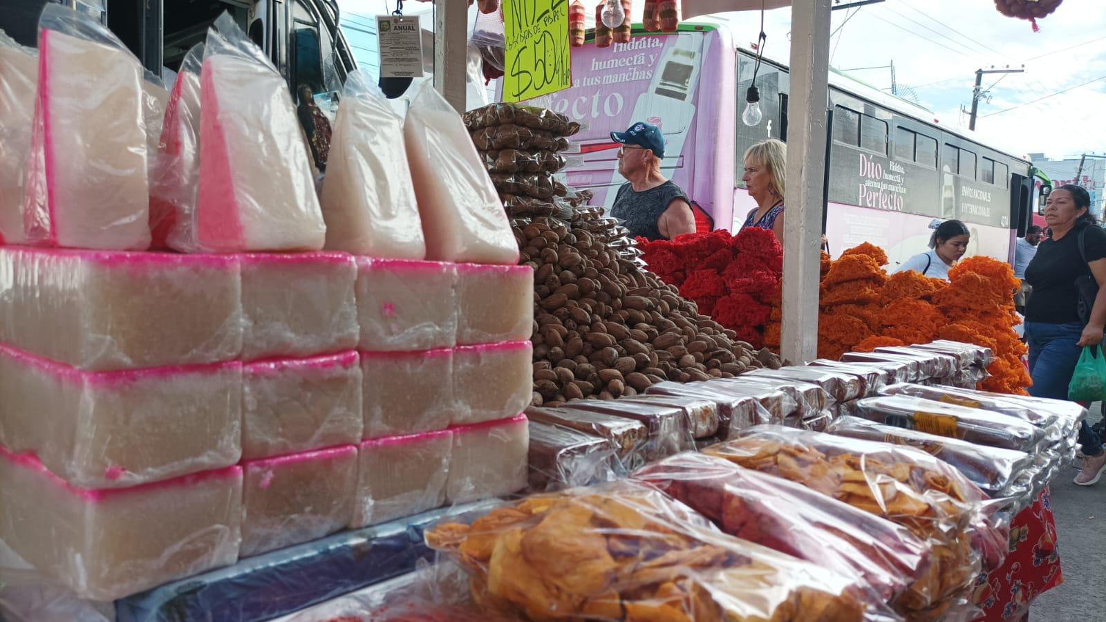 $!Se llenan mercados y comercios ambulantes de dulces navideños