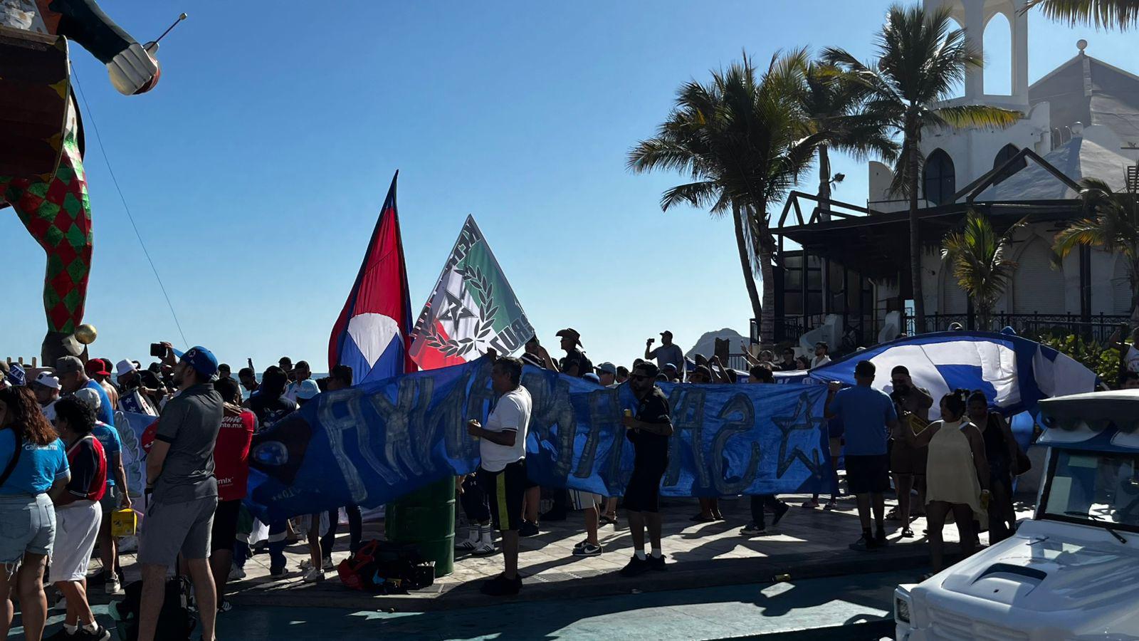 $!#FOTOS | Afición de Cruz Azul abarrota el parador fotográfico de Mazatlán