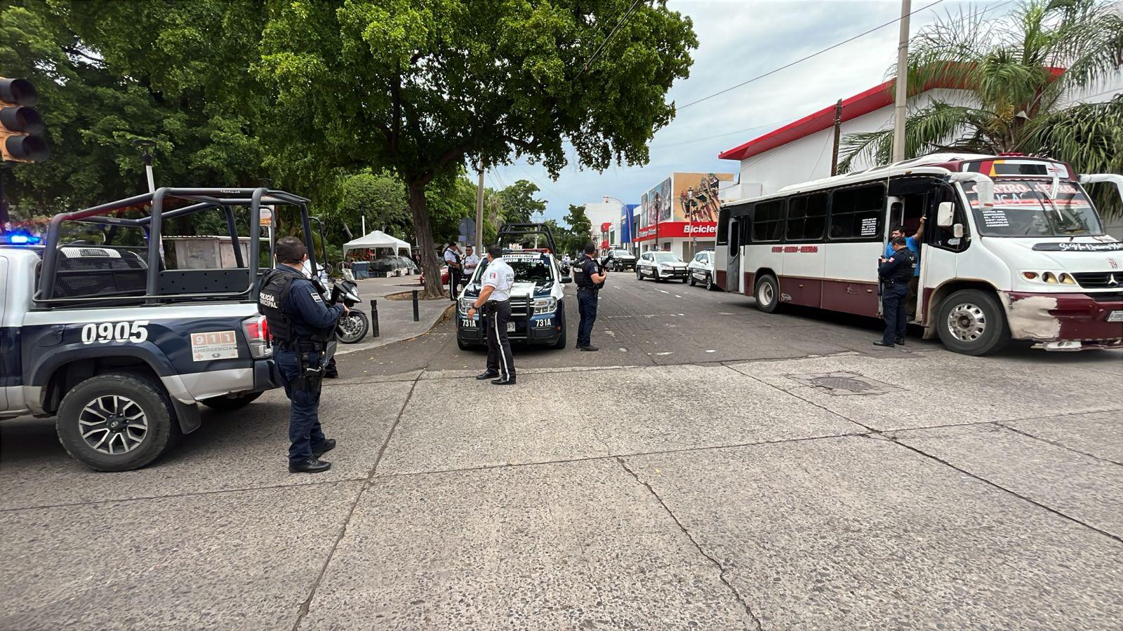 $!Riña en camión urbano de Culiacán deja pasajero baleado y un detenido