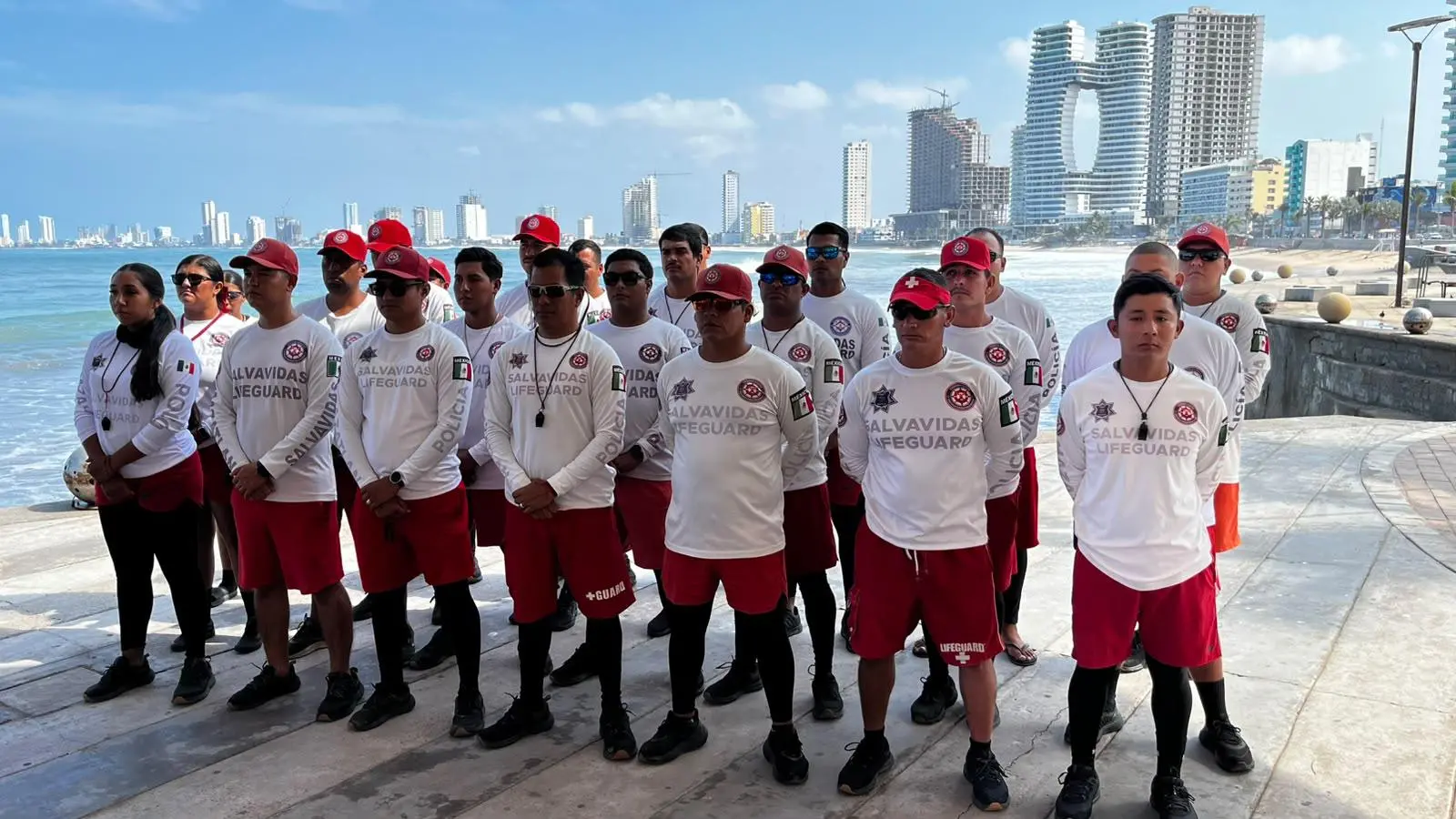 $!Entregan 40 uniformes a elementos del Escuadrón de Salvamento Acuático de Mazatlán