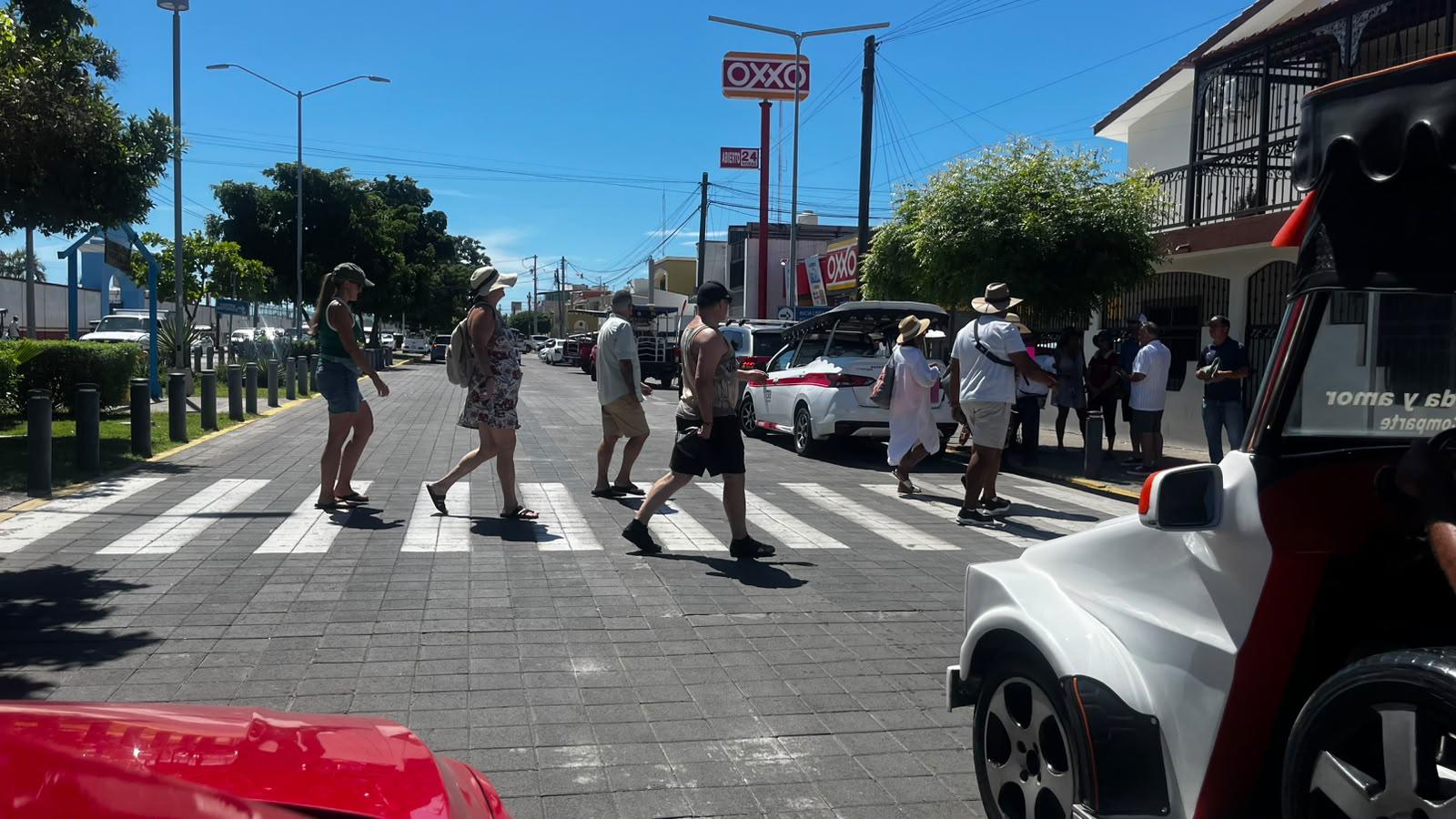 $!Con presencia de fuerzas federales, cruceristas recorren atractivos de Mazatlán