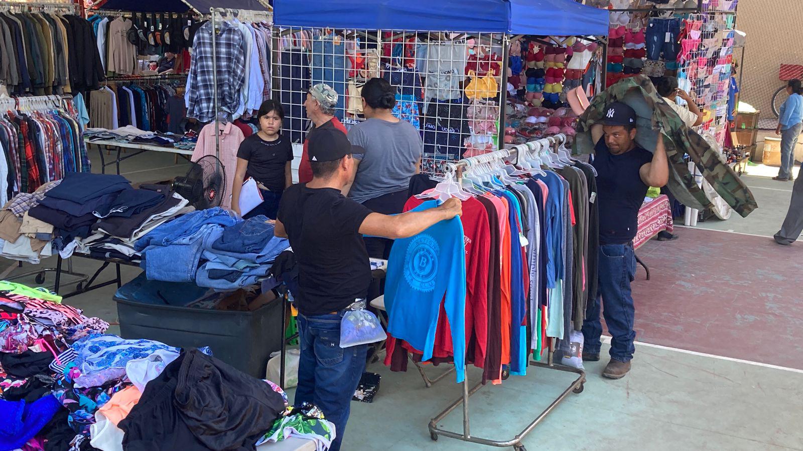 $!Pese a temporada de vacaciones, tianguistas del mercado de la Juárez, en Mazatlán, reportan bajas ventas