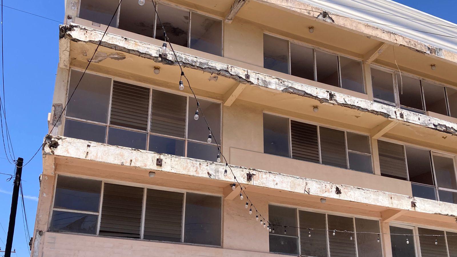 $!Marquesinas viejas y en mal estado invaden las calles del Centro de Mazatlán