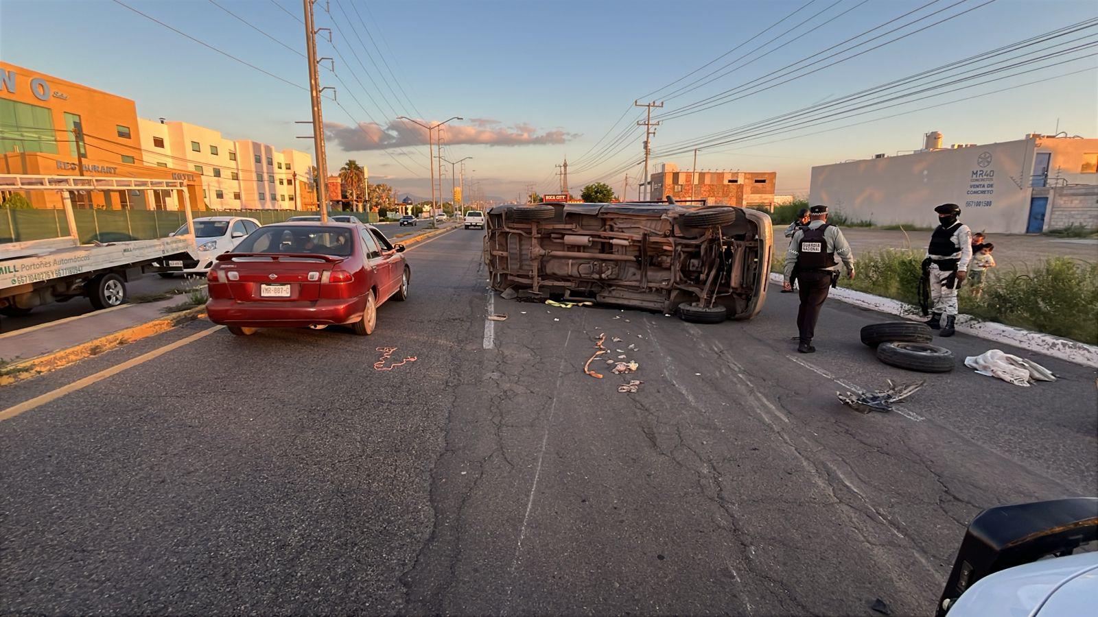 $!Volcadura provoca caos vial en la salida norte de Culiacán