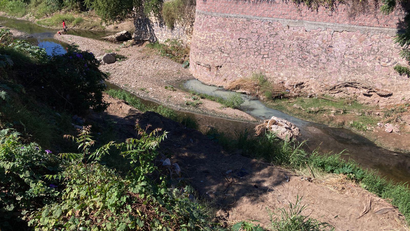 $!Aparece nuevo derrame de aguas negras en el arroyo Jabalines sobre avenida Juan Pablo II, en Mazatlán