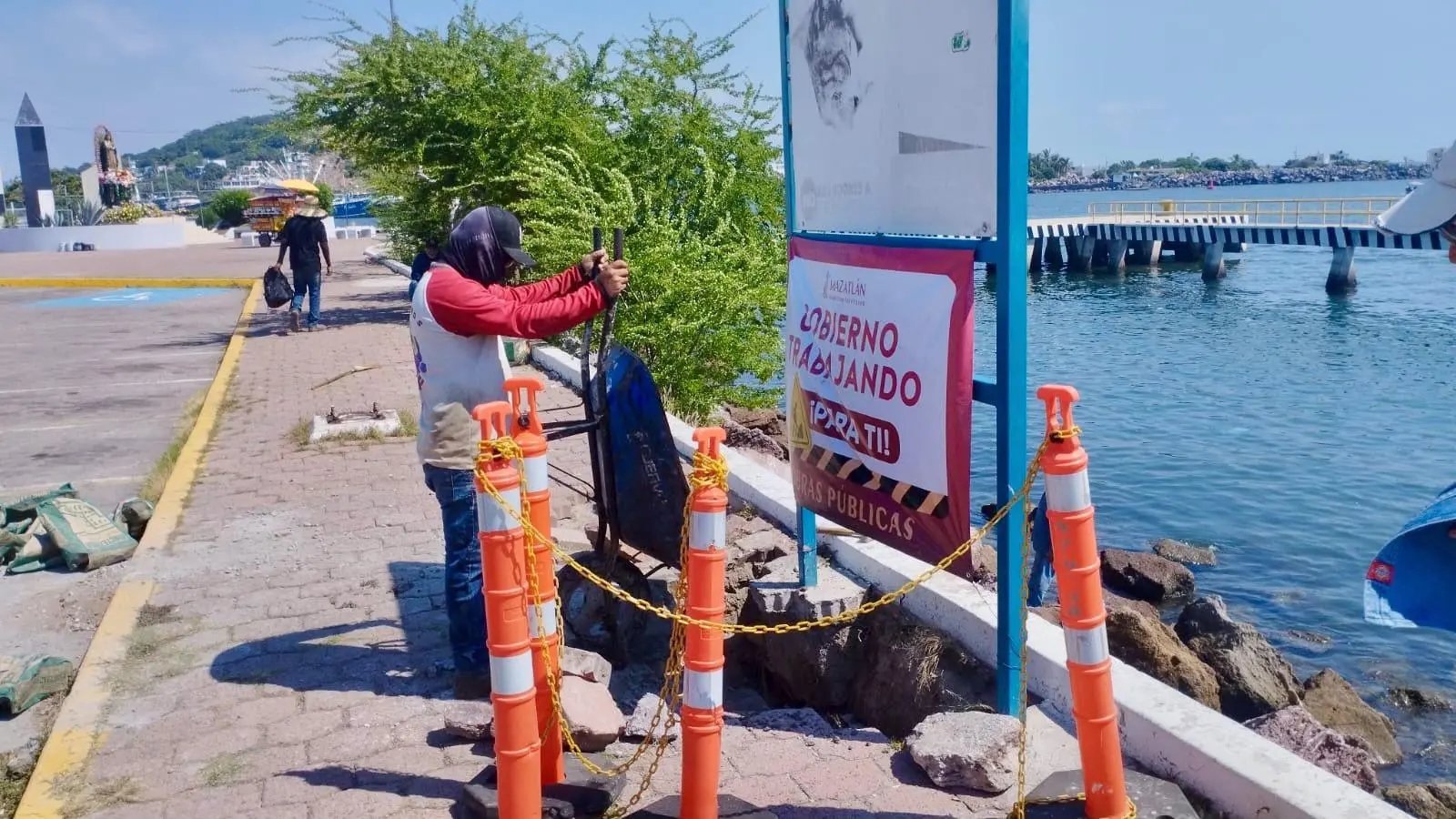 $!Atiende Gobierno de Mazatlán hundimiento en La Puntilla ocasionado por fuerte marejada