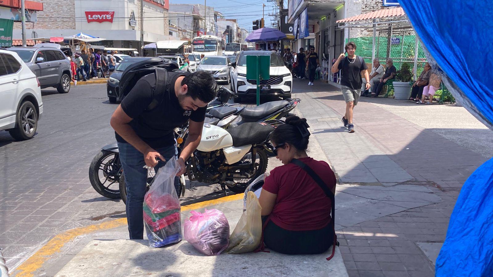 $!Bajas ventas previas al Día del Padre en el Centro de Mazatlán; comerciantes esperan reacción de último momento