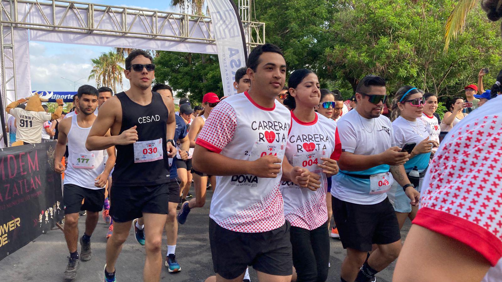 $!Jesús Labrador y Aragetze Nava triunfan en la primera Carrera Roja en Mazatlán