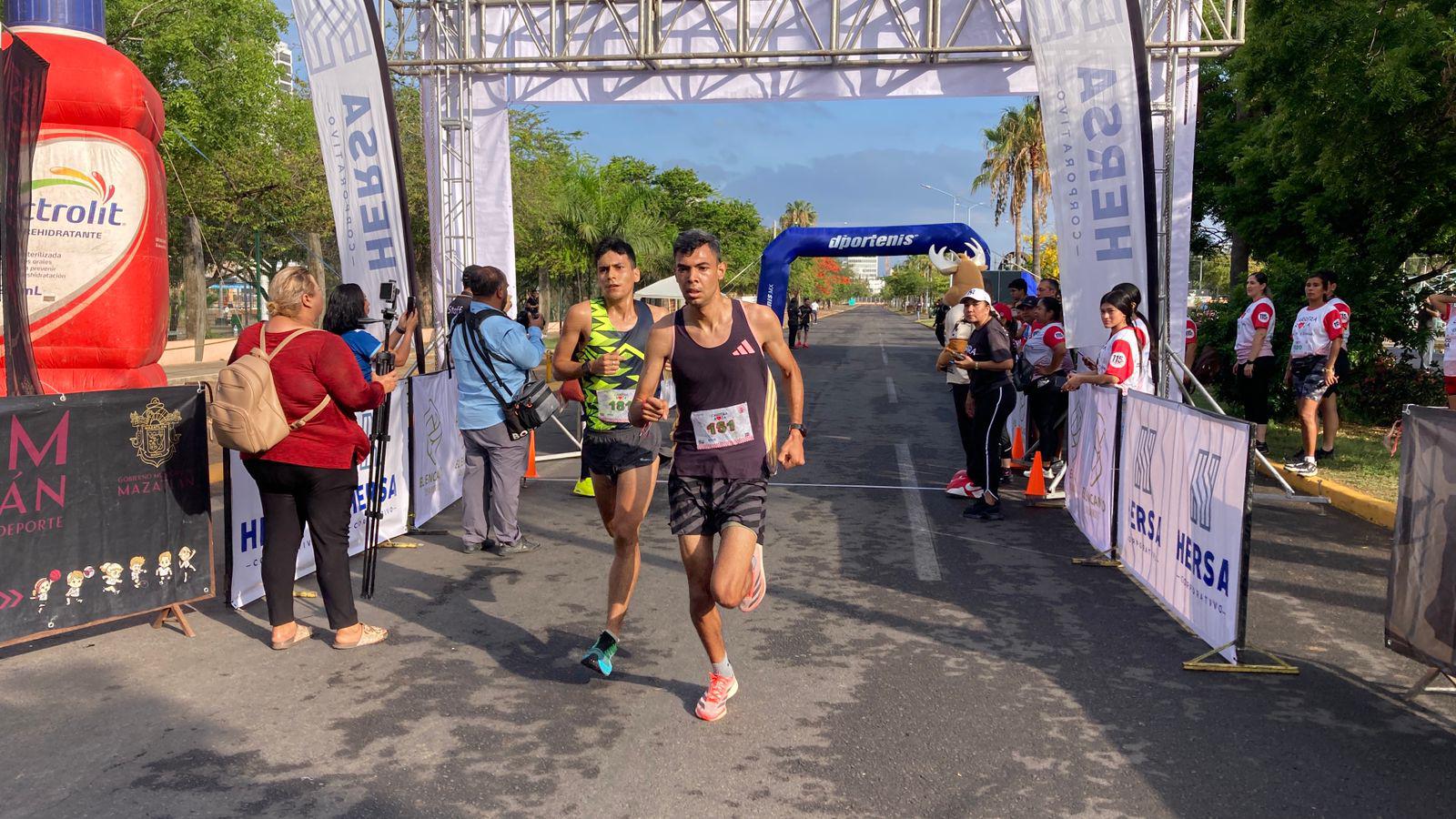 $!Jesús Labrador y Aragetze Nava triunfan en la primera Carrera Roja en Mazatlán