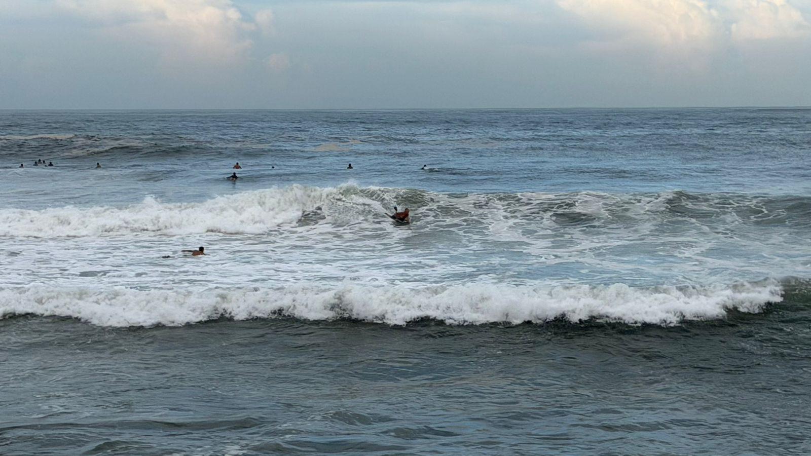 $!Se presentan olas de hasta 3 metros de altura en Mazatlán, restringen el acceso a algunas áreas de playa