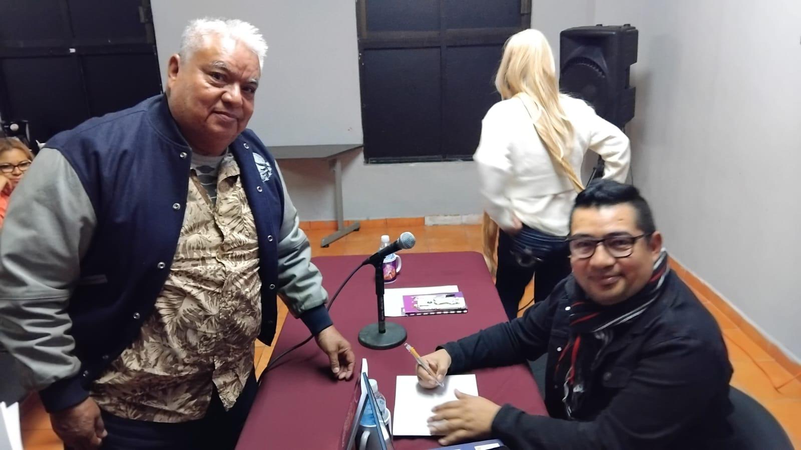 $!Nini Pineda, padre de Franko, al momento de pedir el autógrafo de su hijo.