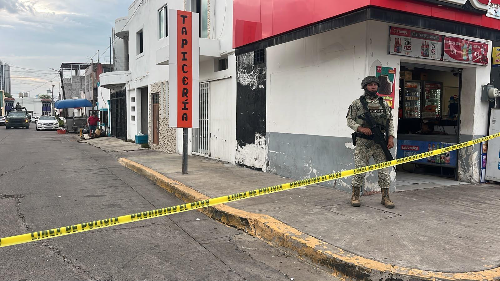 $!Ejército resguarda taller incendiado en la colonia Tierra Blanca; continúan las diligencias
