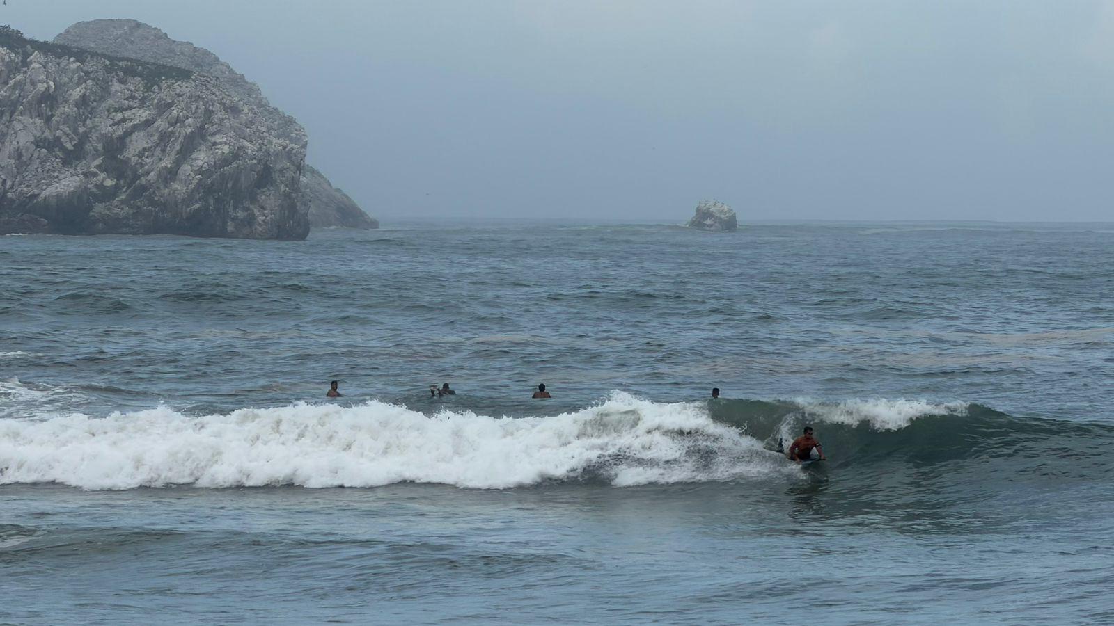 $!Se presentan olas de hasta 3 metros de altura en Mazatlán, restringen el acceso a algunas áreas de playa