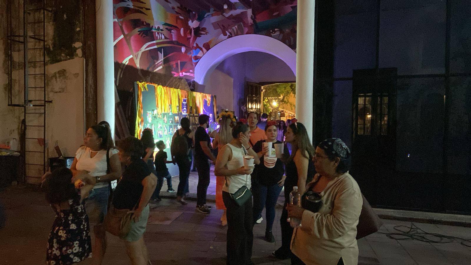 $!Decenas de visitantes que acudieron al Patio del Museo para admirar la ofrenda.