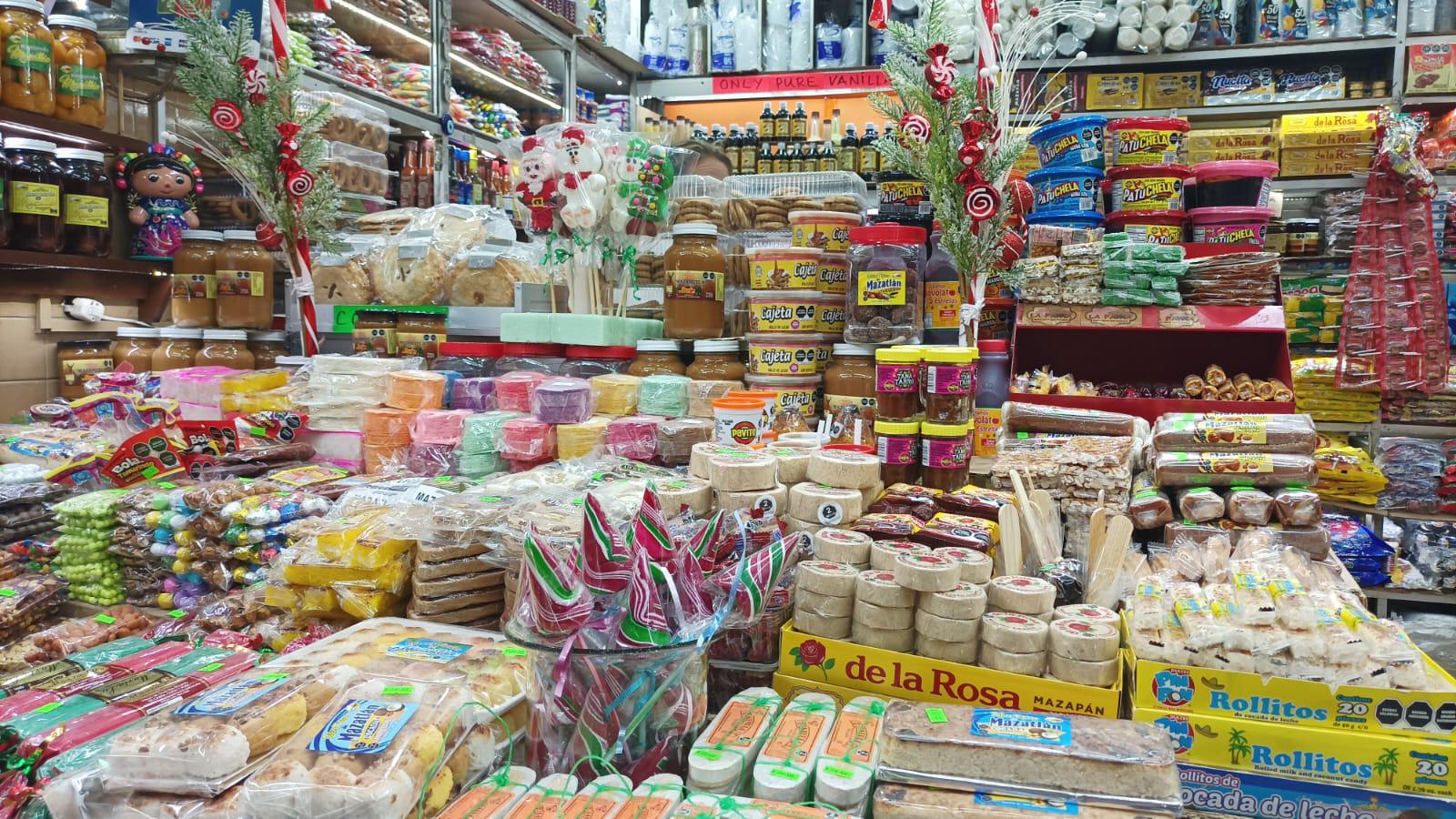 $!Se llenan mercados y comercios ambulantes de dulces navideños